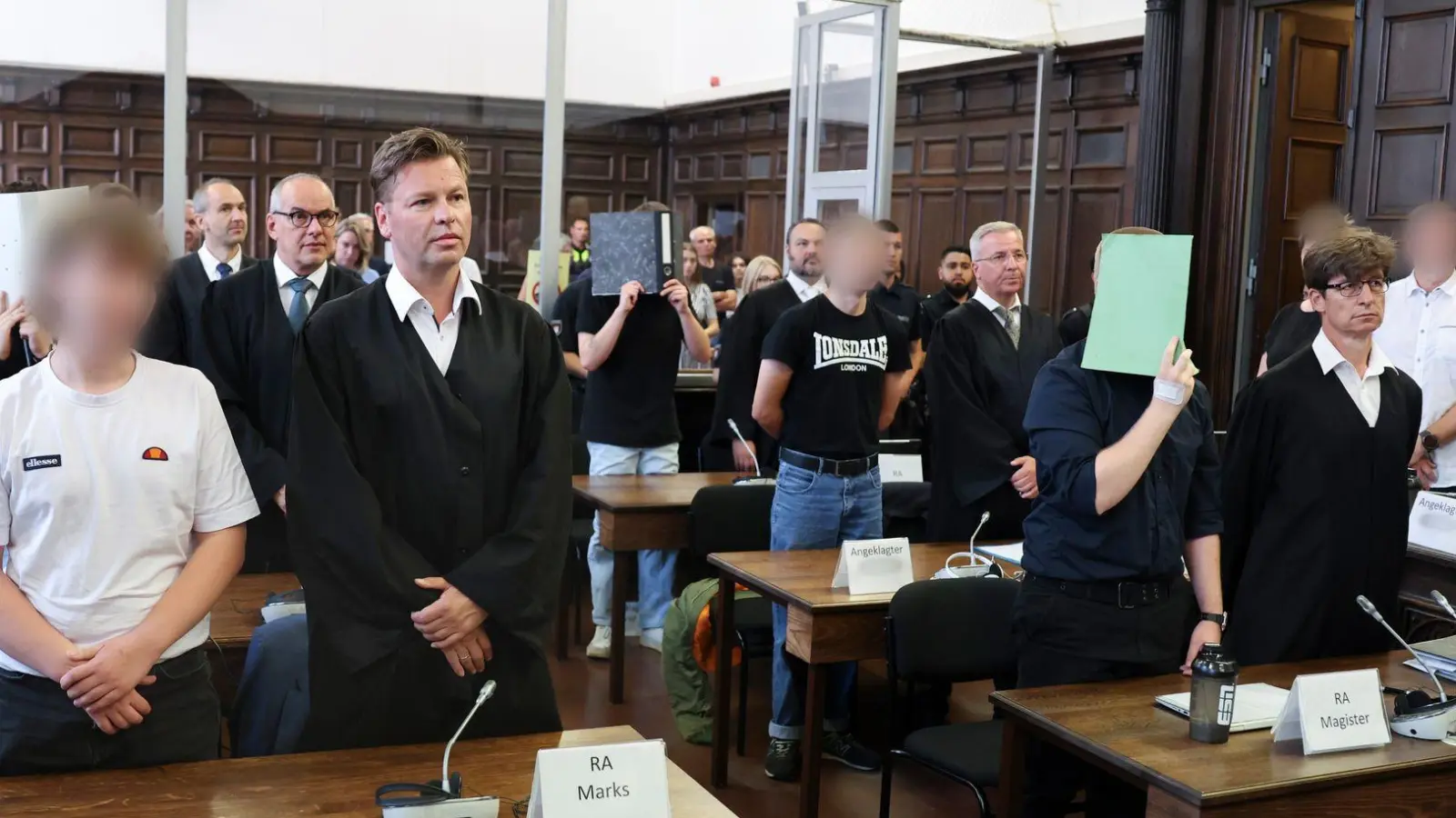 Alle Angeklagten wurden wegen Mitgliedschaft oder Unterstützung der rechten Terrorgruppe verurteilt. (Foto: Christian Charisius/dpa)