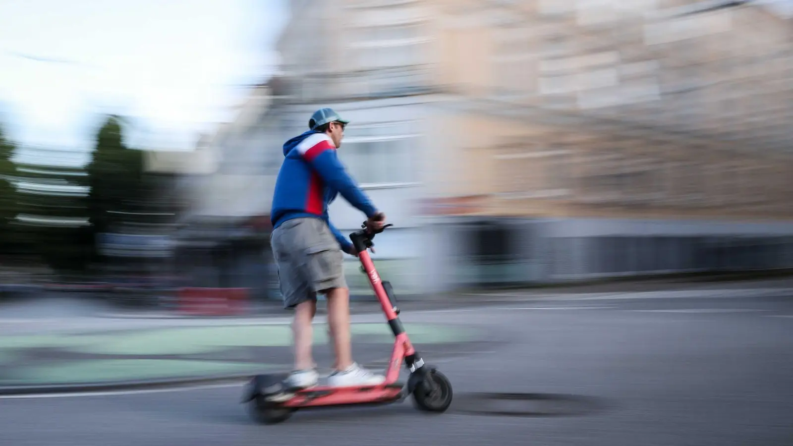 Die Zahl der E-Scooter-Unfälle ist stark gestiegen. Betroffen sind laut Fachleute vor allem Jugendliche und junge Erwachsene. (Archivbild) (Foto: Christian Charisius/dpa)