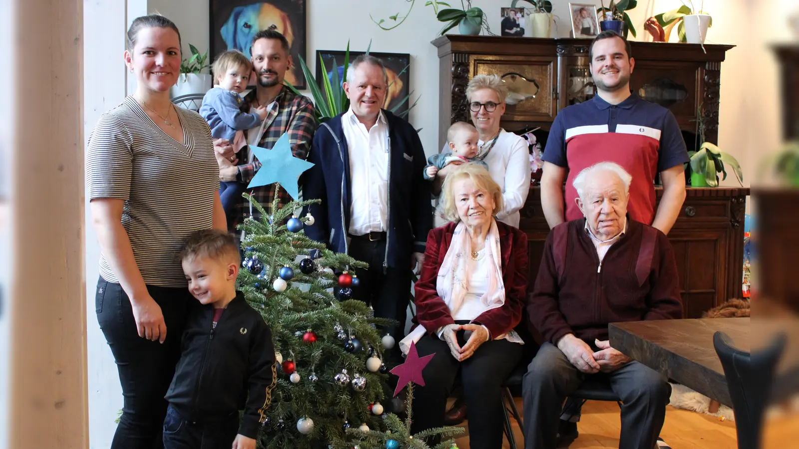 Weihnachten ohne Kinder ist für die Großfamilie Schmidt beziehungsweise Hirsch nicht vorstellbar. Alle kommen zusammen: (von links) Viktoria, Georg, Luise und Reinhard Hirsch, Karl und Luise Schmidt, die kleine Anna Hirsch, Elke Schmidt und Karl Schmidt senior. Nur Karl Alexander Schmidt (rechts hinten) ist heuer an Heiligabend nicht dabei. Er macht Urlaub in Amerika.  (Foto: Kristina Schmidl)