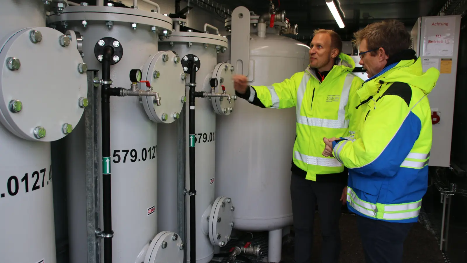 Mitarbeiter der ausführenden Firma Züblin inspizieren die Filteranlagen der PFAS-Einrichtung. (Foto: Stefan Neidl)