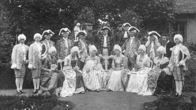 Der Markgraf und sein Hofstaat: Dieses Foto war Anfang August 1926 in einer Sonderbeilage der Fränkischen Zeitung zum großen Heimatfest abgedruckt.  (Repro: Alexander Biernoth)