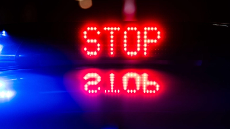 Ein Fahranfänger überholte mit zu hoher Geschwindigkeit eine Zivilstreife der Polizei. (Symbolbild) (Foto: Robert Michael/dpa)