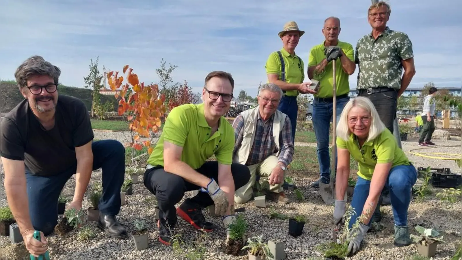 Joris Callens (vorne, von links), Christian von Dobschütz, Herbert Geißendörfer und Ulrike Buchner, sowie (hinten, von links) Andreas Buchner, Hans Roth und Till Hoffmann besetzen das Aromabeet mit Stauden. (Foto: Katrin Merklein)