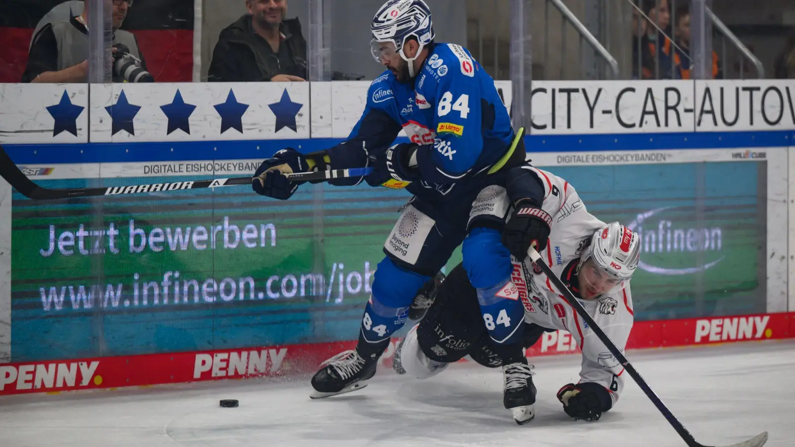 Trevor Parkes (l) wechselt von den Dresdner Eislöwen zu den Augsburger Panthern. (Archivbild)  (Foto: Robert Michael/dpa)