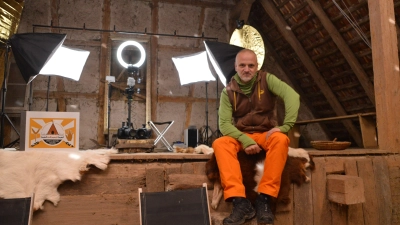 Nicolas Sportelli auf seinem Spielplatz: Hinter ihm, auf der „Bühne“, ist sein Fotostudio aufgebaut. Die Scheune und ihr Charme machen das neue Niederndorfer Atelier so besonders. (Foto: Johannes Zimmermann)