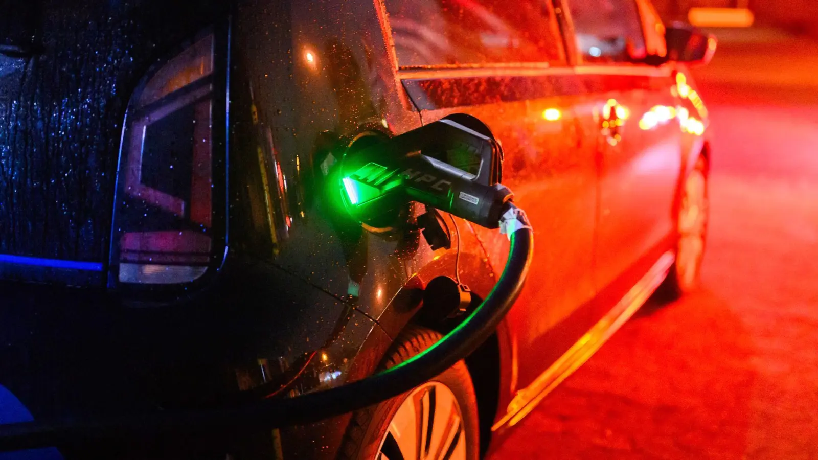 Nach der Streichung der Elektroauto-Kaufprämie Ende 2023 brachen die Verkaufszahlen von Elektrofahrzeugen an private Autofahrer ein; diese Phase ist laut HUK Coburg beendet. (Symbolbild) (Foto: Julian Stratenschulte/dpa)