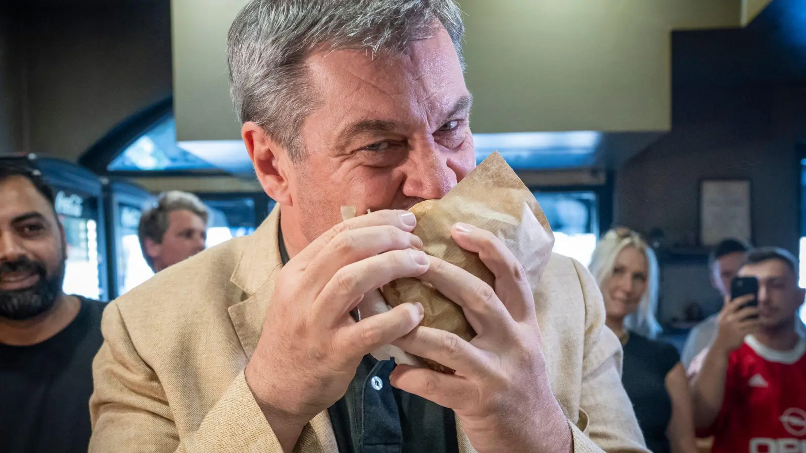 Der Ministerpräsident lud Instagram-Follower zum gemeinsamen Döner-Mahl ein. (Foto: Peter Kneffel/dpa)