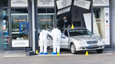 Die Einsatzkräfte der Spurensicherung am Tatort suchen nach Hinweisen auf die flüchtigen Diebe. (Foto: Jürgen Masching/NEWS5/dpa)