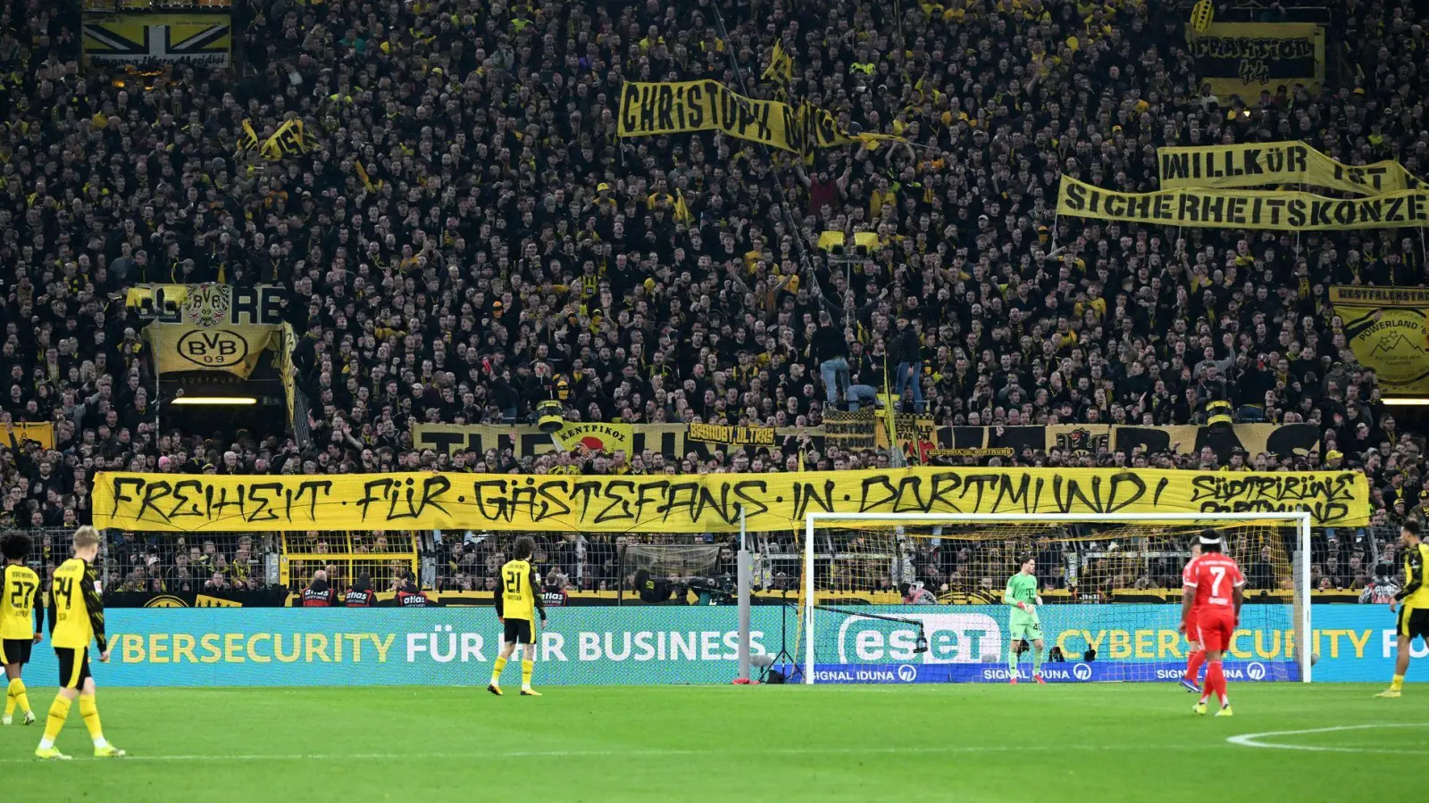 Die Dortmunder Fans solidarisierten sich mit den Bayern-Anhängern. Die Polizei gibt ein Update zu den Ermittlungen. (Foto: Federico Gambarini/dpa)