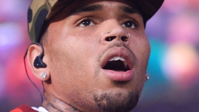 Chris Brown wurde wegen des Verdachts auf schwere Körperverletzung festgenommen, nun ist er auf Kaution freigekommen. (Archivbild) (Foto: Scott Roth/Invision/AP/dpa)