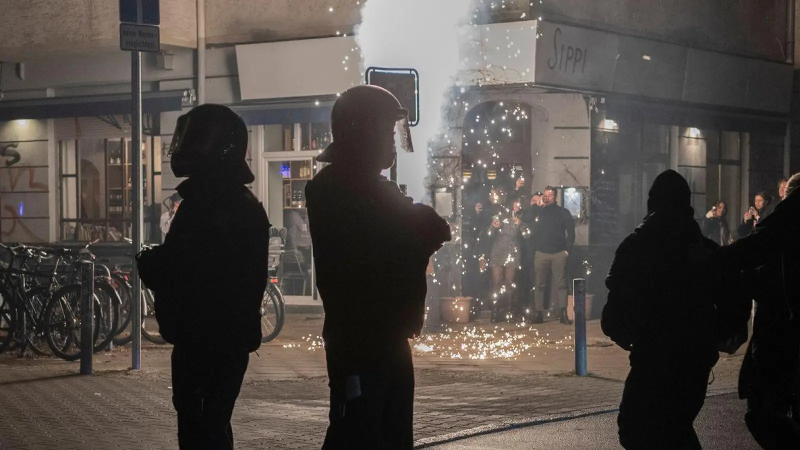 Einsatzkräfte der Polizei stehen unweit vom Kottbuser Damm. (Foto: Paul Zinken/dpa)