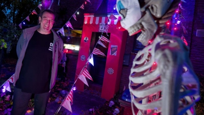 Er hat gut lachen: Dieses Jahr ist das Motto in Sven Wagners Halloween-Haus „Freak Circus“. (Foto: Henning Kaiser/dpa)