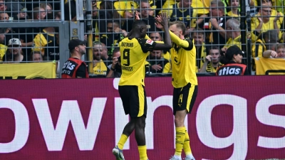 Serhou Guirassy bejubelt mit Sturmpartner Maximilian Beier seine Führung.  (Foto: Federico Gambarini/dpa)
