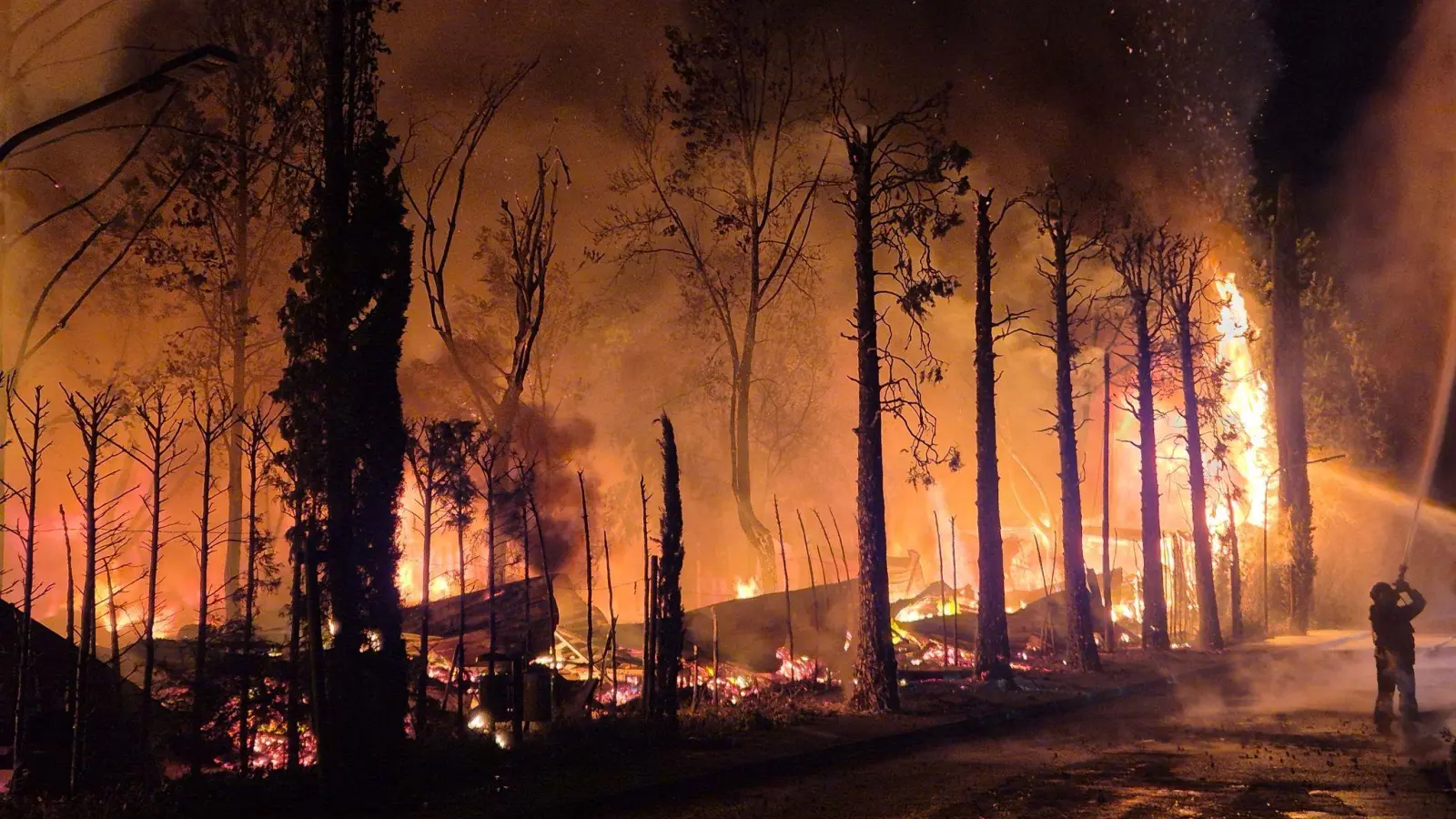 Mehr als 20 Menschen wurden bei dem Brand auf einem Campingplatz am Gardasee verletzt. (Foto: Florian Blaes/dpa)