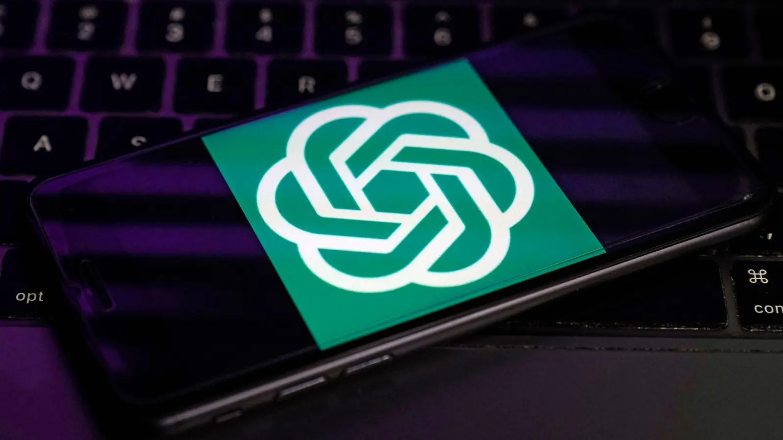 Der ChatGPT-Entwickler OpenAI ist permanent auf der Suche nach mehr Rechenleistung. (Symbolbild) (Foto: Richard Drew/AP/dpa)