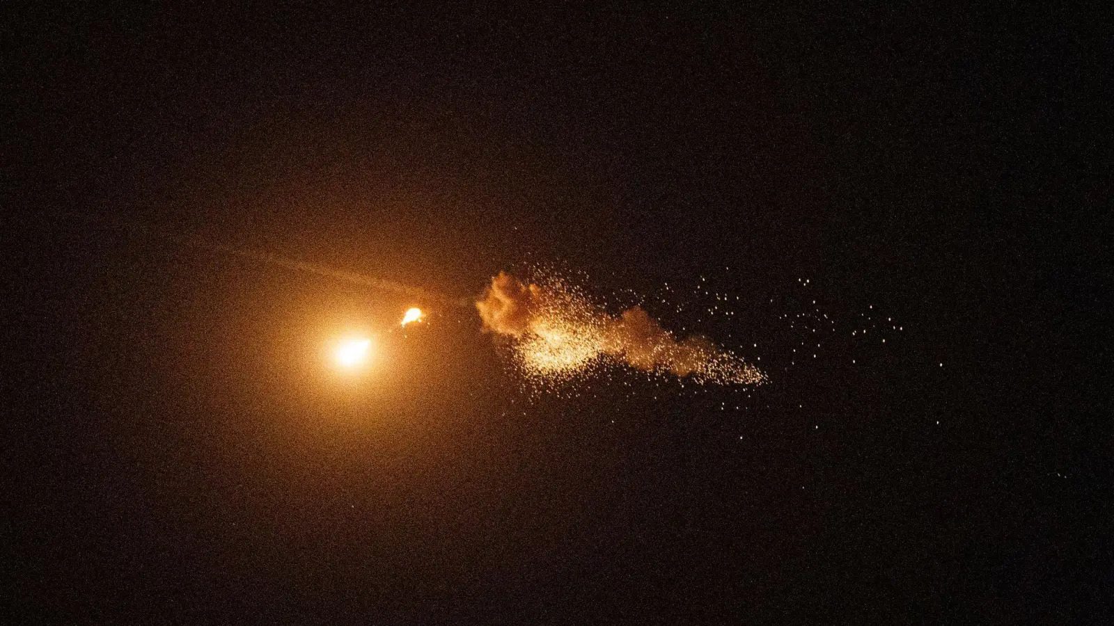 Russland hat die Stadt Charkiw nach ukrainischen Angaben massiv mit Drohnen angegriffen, dabei wurden demnach mehrere Menschen getötet. (Archivbild) (Foto: Evgeniy Maloletka/AP/dpa)