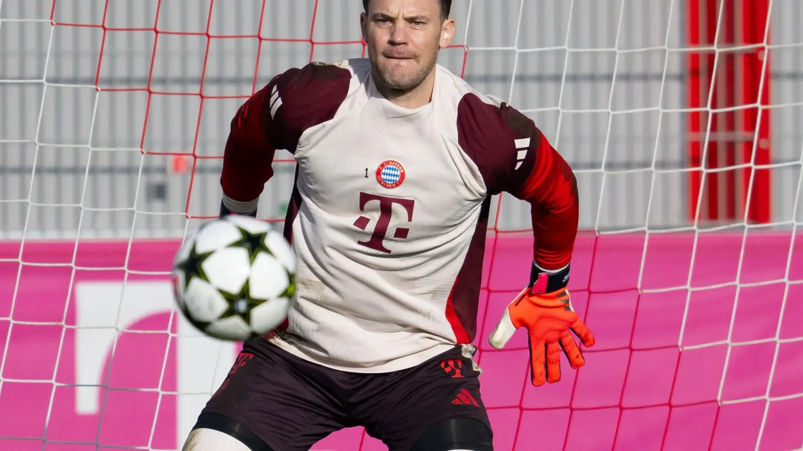 Auch der zuletzt verletzte Manuel Neuer ist beim Trainingsstart des FC Bayern dabei. (Foto: Sven Hoppe/dpa)