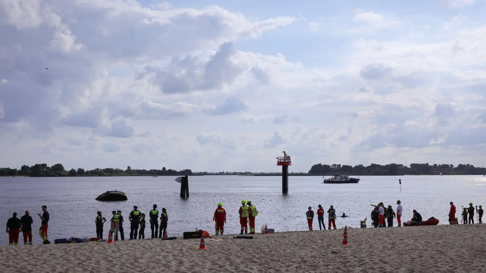 Eine Zehnjährige wird in der Elbe vermisst (Foto: Christian Charisius/dpa)