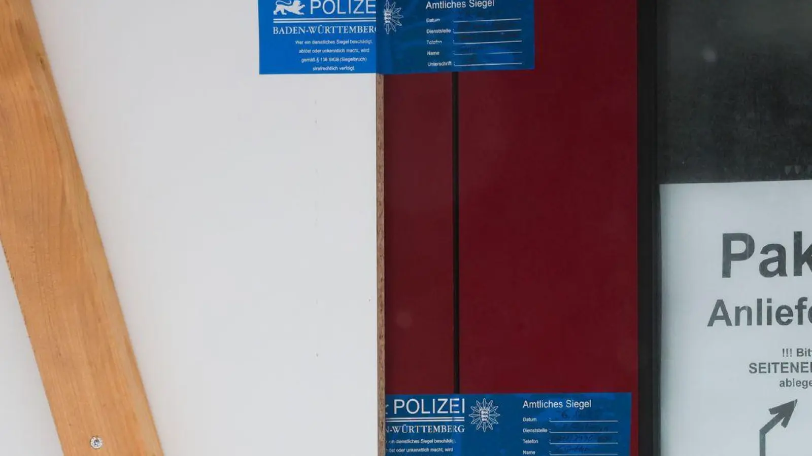 Nur Polizeisiegel erinnern noch daran, was in einer Firma in St. Johann in Baden-Württemberg passiert ist.  (Foto: Christoph Schmidt/dpa)