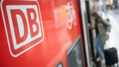 Beim Ausstieg aus einem Regionalexpress ist ein Mann in Würzburg unter den Zug geraten. (Symbolbild) (Foto: Sebastian Gollnow/dpa)
