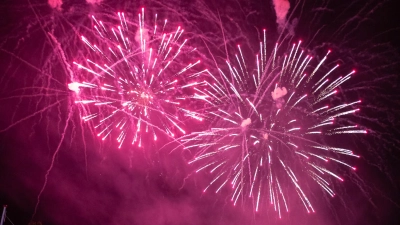 Zahlreiche Besucher schauten sich das Feuerwerk zum Abschluss der Bad Windsheimer Kirchweih vom Festplatz aus an. (Foto: Mirko Fryska)