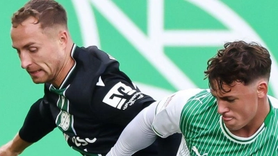 Hannover-Profi Maurice Neubauer (links) und der Fürther Lukas Reich kämpfen um den Ball. (Foto: Daniel Löb/dpa)