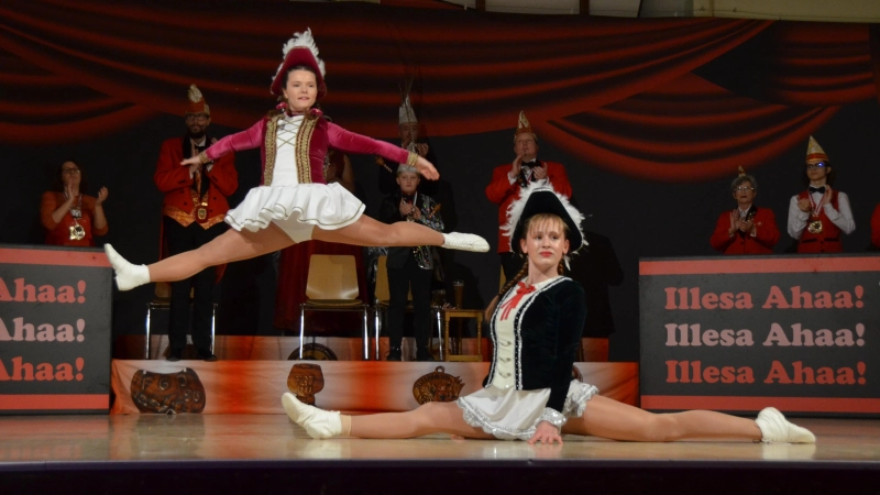 Furiose Sprünge und Akrobatik zeigte das Tanzmariechen-Duo und Anabelle Botsch (links) und Ella Lieret. (Foto: Yvonne Neckermann)