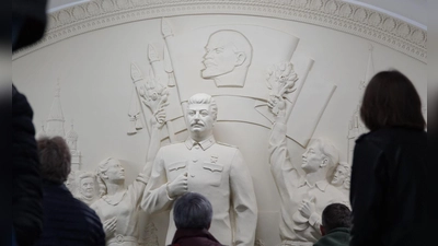 Historiker machen Sowjetdiktator Josef Stalin für den Tod von Millionen Menschen verantwortlich - nun erinnert ein Denkmal in der Moskauer Metro an ihn.  (Foto: Ulf Mauder/dpa)
