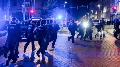 Bei Polizeieinsätzen geht es schnell mal hoch her - wie 2022 bei Protesten gegen Corona-Maßnahmen in Schweinfurt - Polizisten geraten dabei auch selbst in Gefahr. (Archivbild) (Foto: Daniel Vogl/dpa)