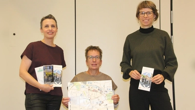 Lisa-Marie Buntebarth, Monika Wagner und Nadja Wilhelm (von links) stellten den neuen Stadtplan „Ansbach barrierefrei” vor. (Foto: Robert Maurer)