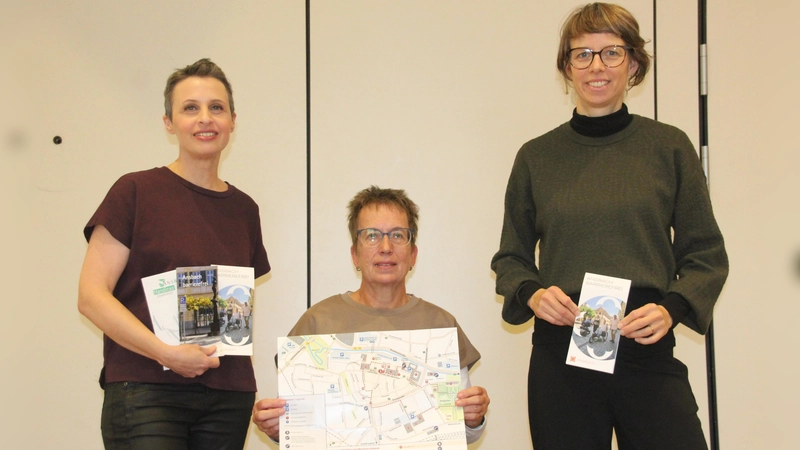Lisa-Marie Buntebarth, Monika Wagner und Nadja Wilhelm (von links) stellten den neuen Stadtplan „Ansbach barrierefrei” vor. (Foto: Robert Maurer)
