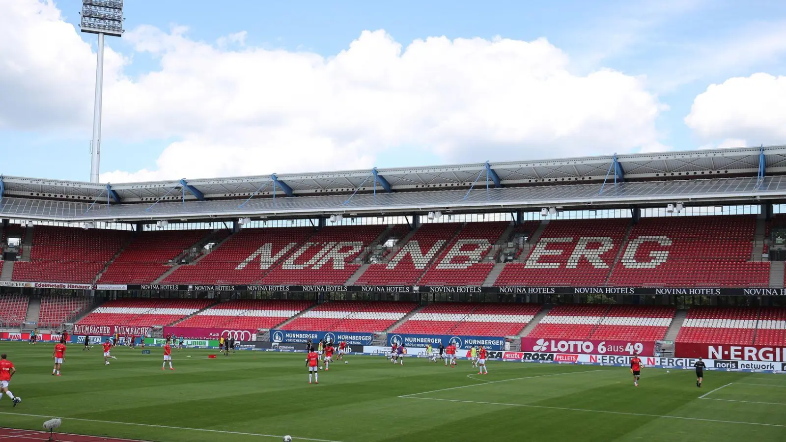 Das Max-Morlock-Stadion in Nürnberg in seinem heutigen Ausbauzustand (Archivbild).  (Foto: Daniel Karmann/dpa)