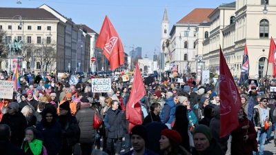 Die Demonstrierenden sprachen sich gegen einen Rechtsruck und eine Spaltung der Gesellschaft aus. (Foto: Uwe Lein/dpa)