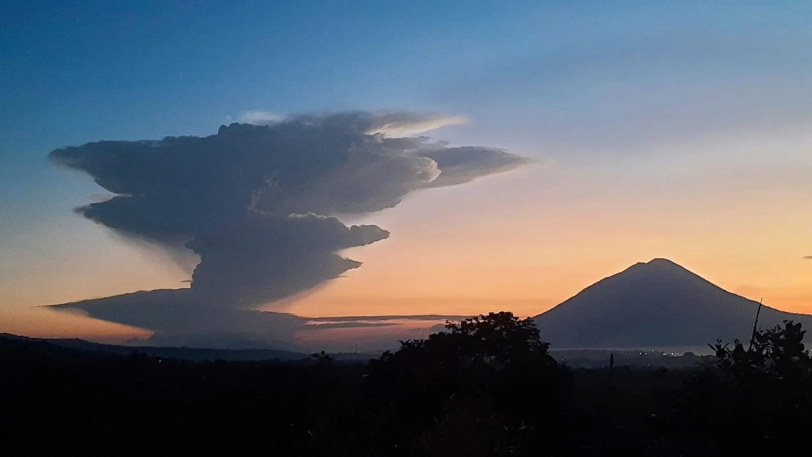 Immer wieder kommt es an dem Feuerberg zu Eruptionen, die Einwohner und auch Touristen in Schrecken versetzen. (Archivbild) (Foto: Andre Kriting/AP/dpa)