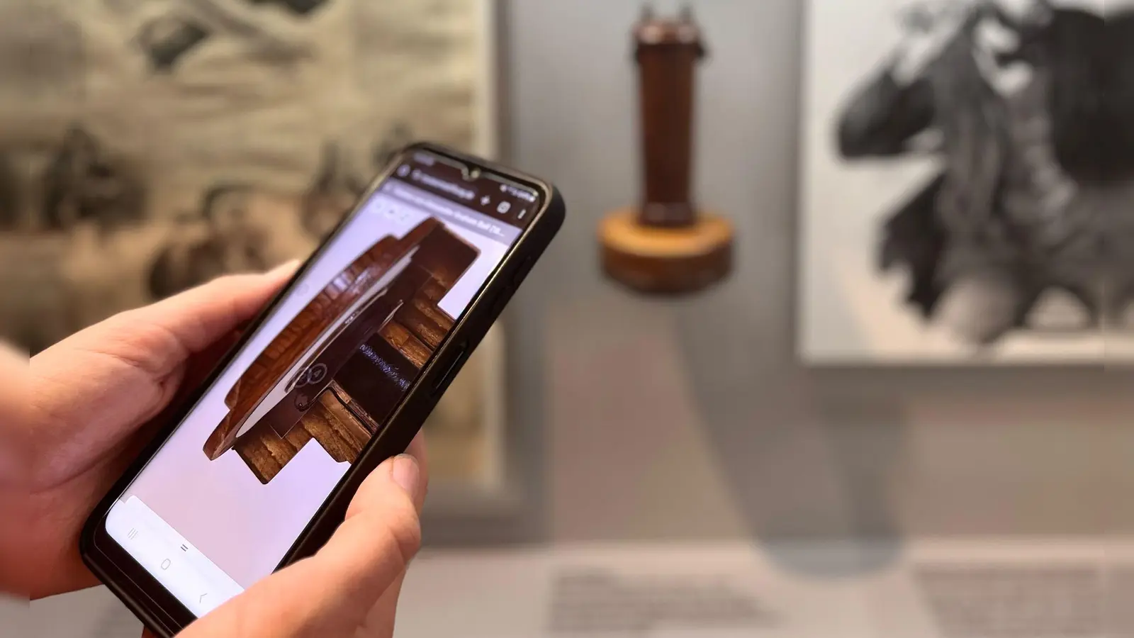 Historisches Telefon hoch zwei: Einmal direkt in der Ausstellung und einmal als 3D-Exponat auf dem Smartphone. (Foto: Lena Strecker/Museumsstiftung Post und Telekommunikation/dpa-tmn)