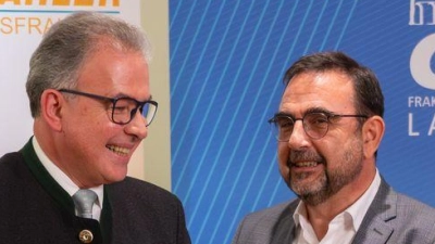 Die Spitzen der beiden Regierungsfraktionen, Florian Streibl (Freie Wähler, links) und Klaus Holetschek (CSU) fordern mehr Einsatz eines jeden einzelnen Bürgers für den Erhalt und Schutz der Demokratie. (Archivbild) (Foto: Peter Kneffel/dpa)