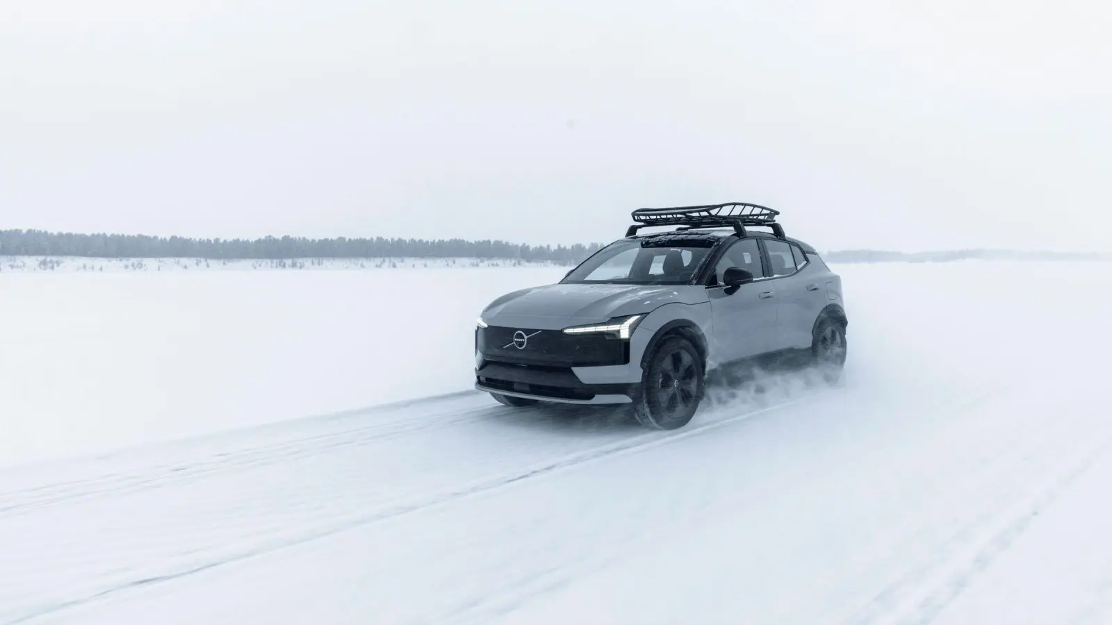 Volvo bringt den EX30 Cross Country ab dem späten Frühjahr mit erhöhter Bodenfreiheit und markanten Anbauteilen im Offroad-Look auf den Markt. (Foto: Daniel Ahlgren/Volvo/dpa-tmn)