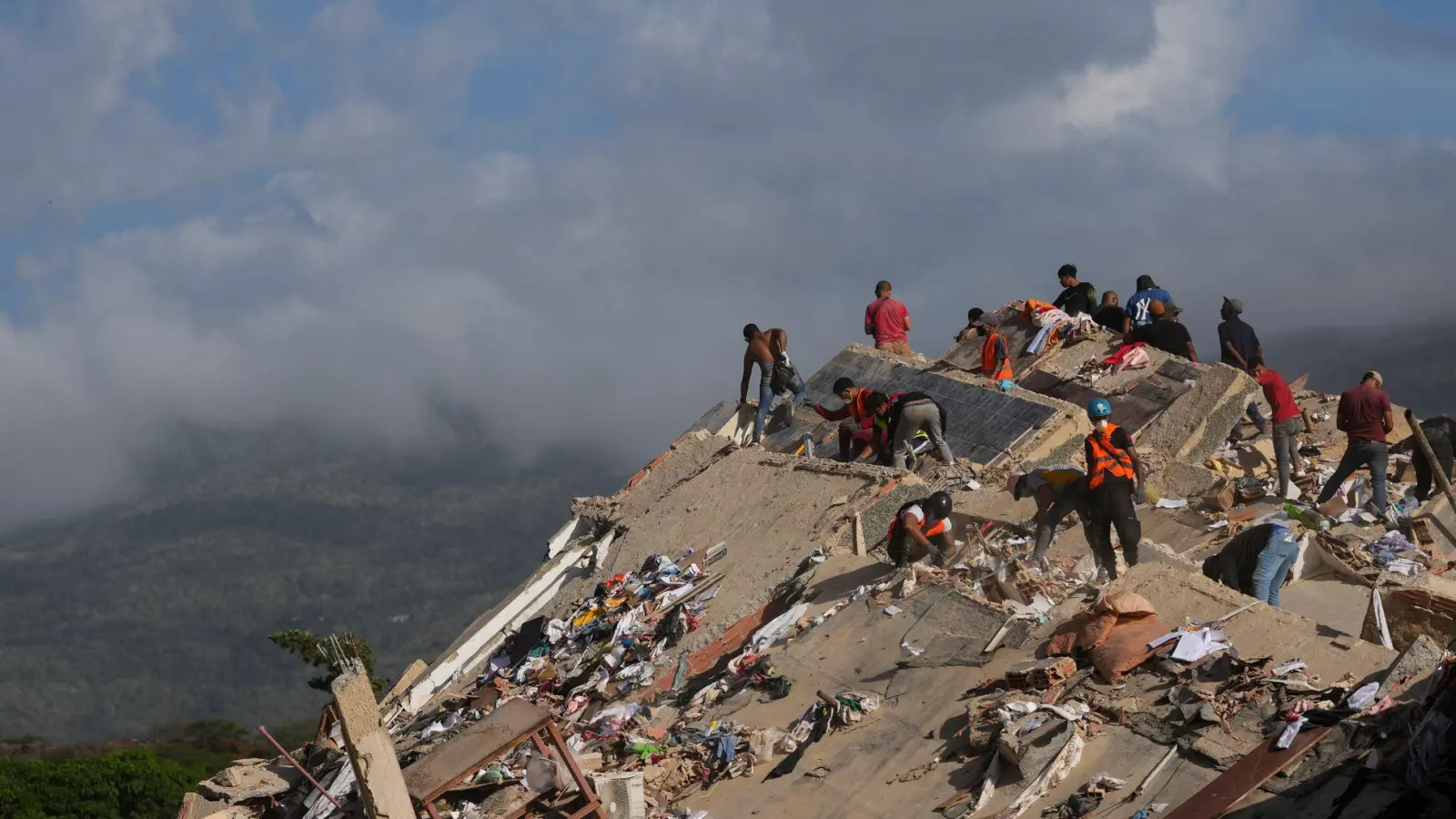 Einsatzkräfte aus Venezuela und zahlreichen anderen Staaten suchen nach den Erdbeben in Venezuela weiter nach Verschütteten. (Foto: Matias Delacroix/AP/dpa)