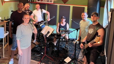 David Latus (Gesang), Tim Kiertscher (Dudelsack), Steffen Schmidt (Gitarre), Carmen Hofacker (Gesang), Thomas Walter (Schlagzeug), Ali Shoja (Gitarre) und Hamid Shoja (Bass) üben fleißig im neuen Probenraum. Auf dem Bild fehlen Sonja Petz (Gesang) und Andree Neumeister (Gitarre). (Foto: Larissa Schmidt)
