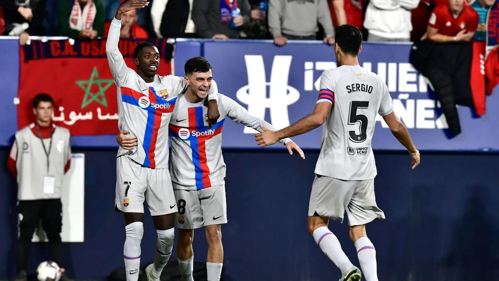 Barcelonas Pedri (M) jubelt nach dem Tor zum zwischenzeitlichen 1:1-Ausgleich. (Foto: Alvaro Barrientos/AP/dpa)