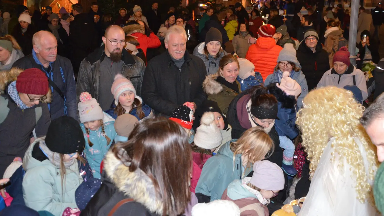 Viel los am Neustädter Marktplatz: Als Christkind Jule das Licht einschaltet, scharten sich die Kinder und freuten sich über Süßigkeiten. (Foto: Christa Frühwald)