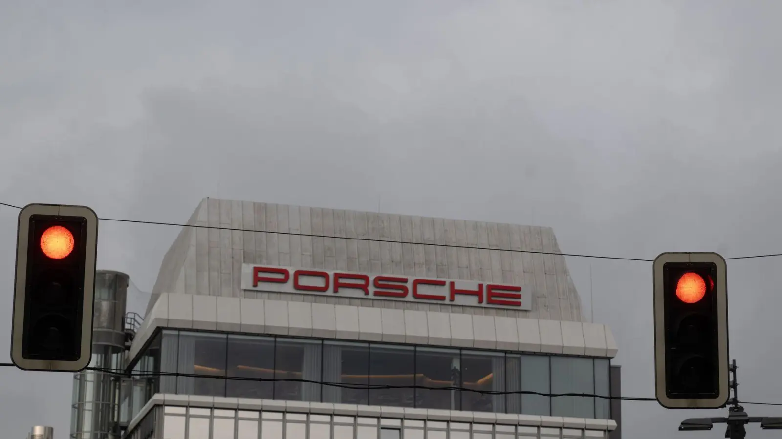 Porsche setzt den Rotstift an - und will rund 1.900 Stellen streichen. (Foto: Marijan Murat/dpa)