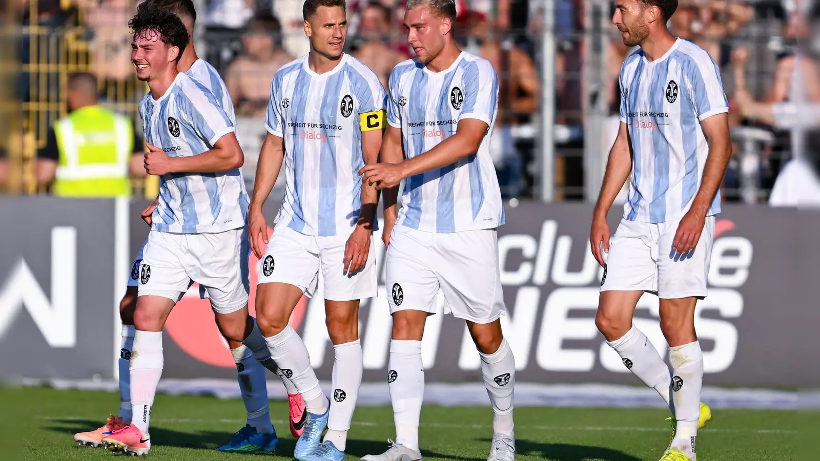 Die Spieler von 1860 München bejubeln das 2:0 gegen Augsburg II - zum Sieg reicht es nicht. (Foto: Sven Hoppe/dpa)