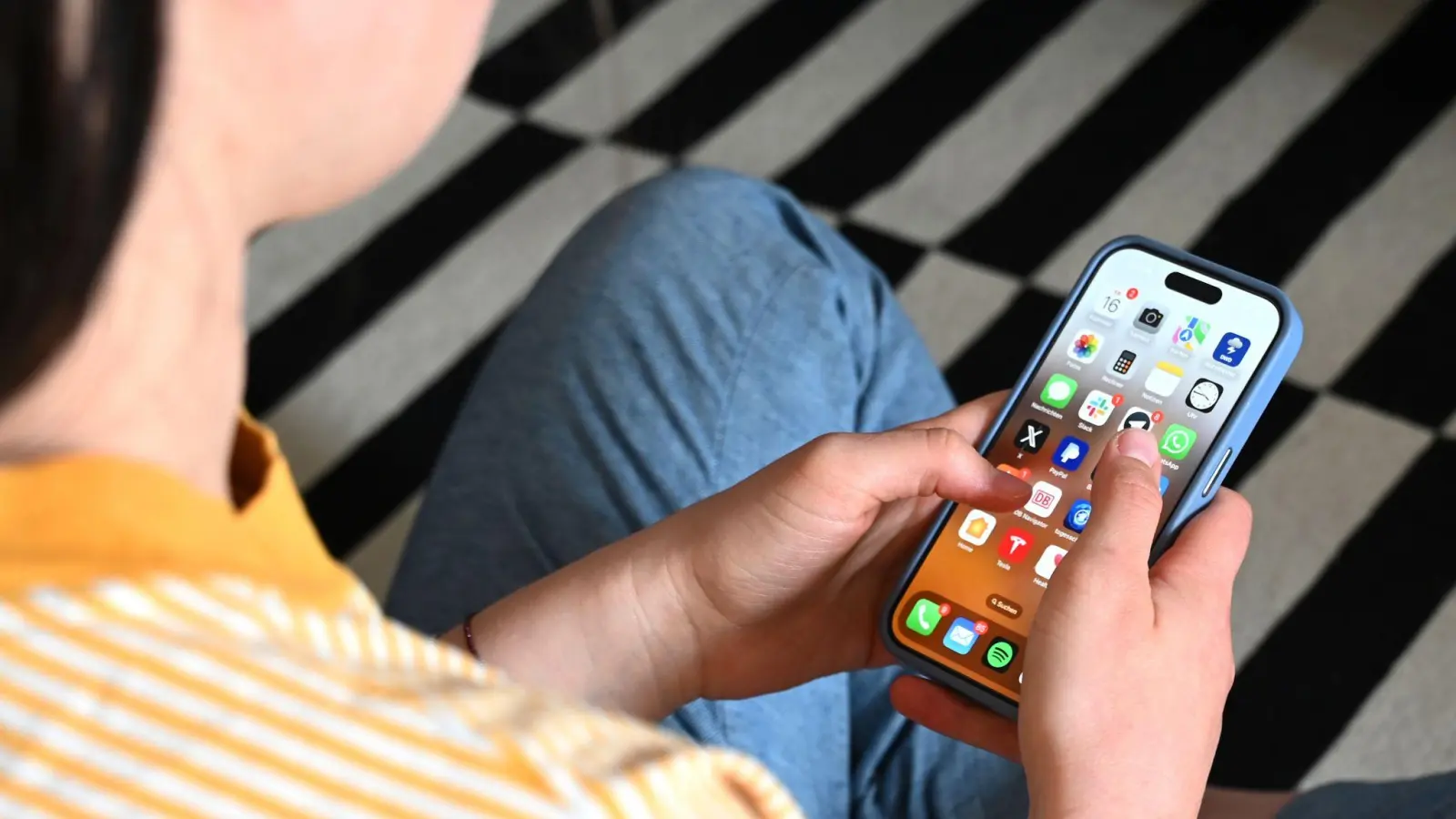 Das Wort „parasocial” ist das Wort des Jahres des Cambridge Dictionary. (Foto: Elisa Schu/dpa)