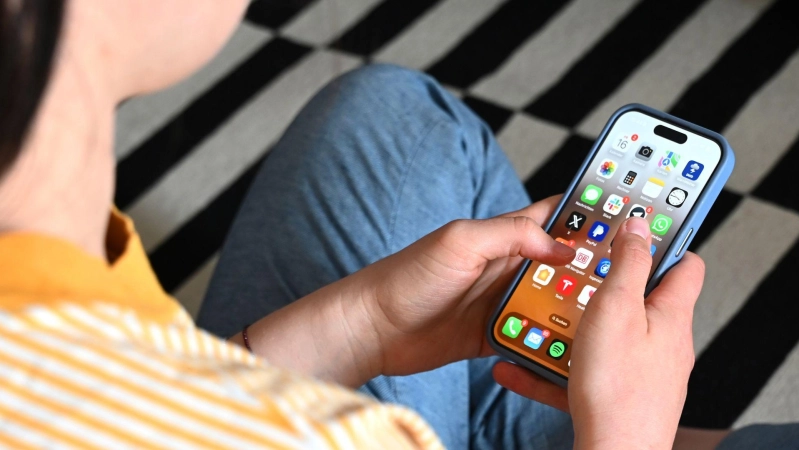 Künftig werden die Handys der Schülerinnen und Schüler in einem Koffer während des Unterrichts gesammelt. (Symbolbild: dpa/Elisa Schu)