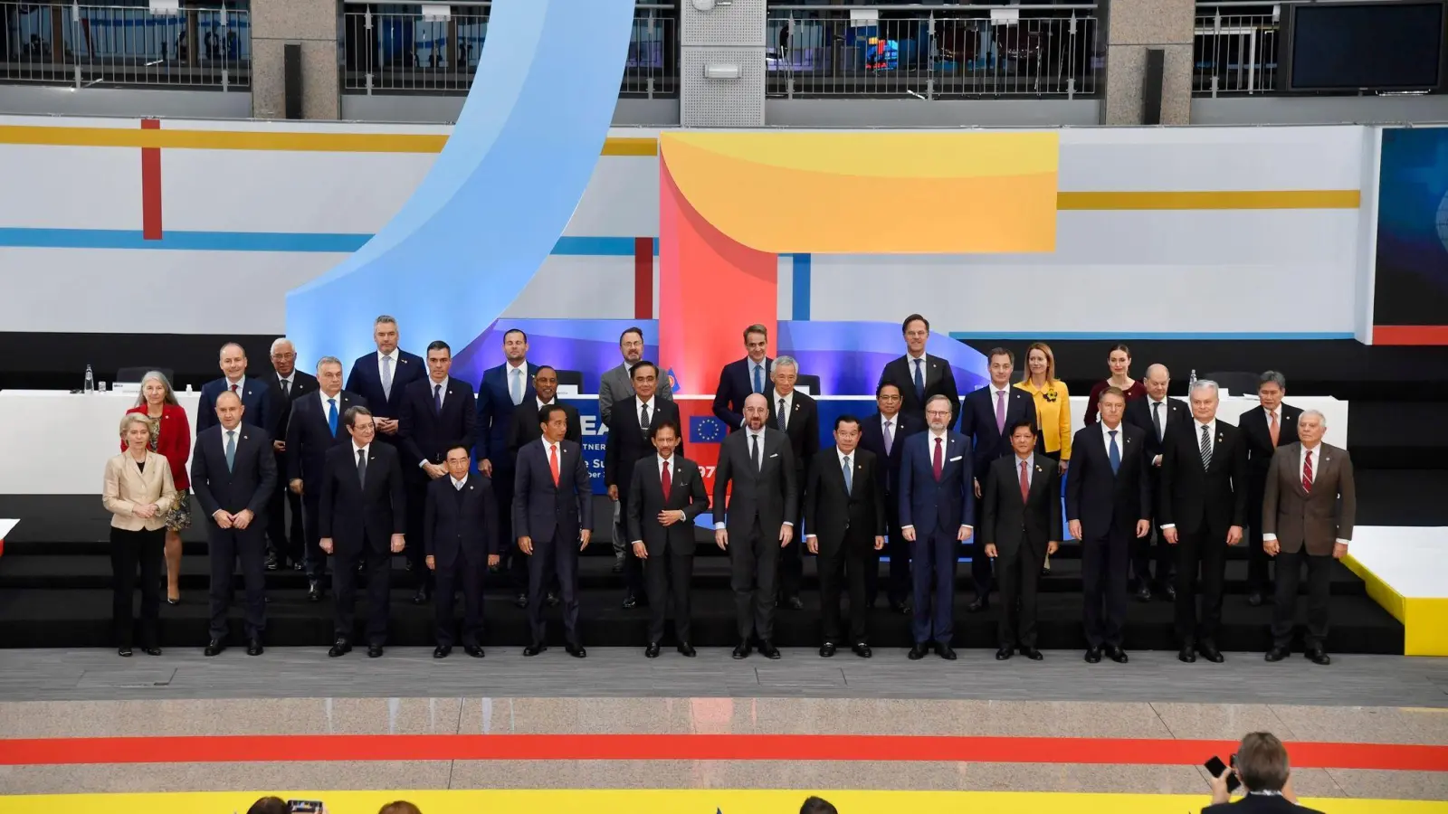 Die EU-Staatsoberhäupter und ihre Amtskollegen aus dem Verband Südostasiatischer Nationen posieren für ein Gruppenfoto. (Foto: Geert Vanden Wijngaert/AP/dpa)