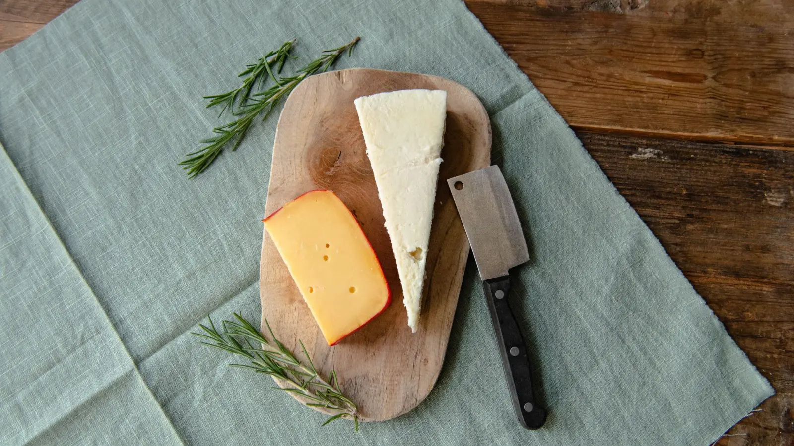 Gouda (l) und Parmesan gehören zu den Käsesorten, die für Laktoseintolerante meist gut verträglich sind. (Foto: Laura Ludwig/dpa-tmn)