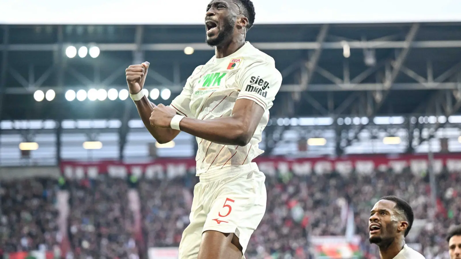 Chrislain Matsima beschert dem FC Augsburg das 1:0. (Foto: Harry Langer/dpa)