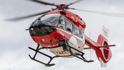Ein Rettungshubschrauber bringt das Kind in eine Klinik. (Symbolbild) (Foto: Daniel Karmann/dpa)