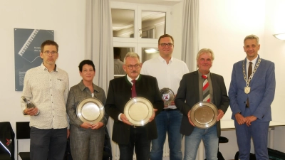 An diesem Abend standen sie im Mittelpunkt (von links): Benjamin Weng, Heike Bogenreuther, Herbert Argmann, Matthias Reif und Marco Lenz; hier zusammen mit Bürgermeister Stefan Bach, der die Auszeichnungen und Präsente überreichte. (Foto: Daniel Ammon)